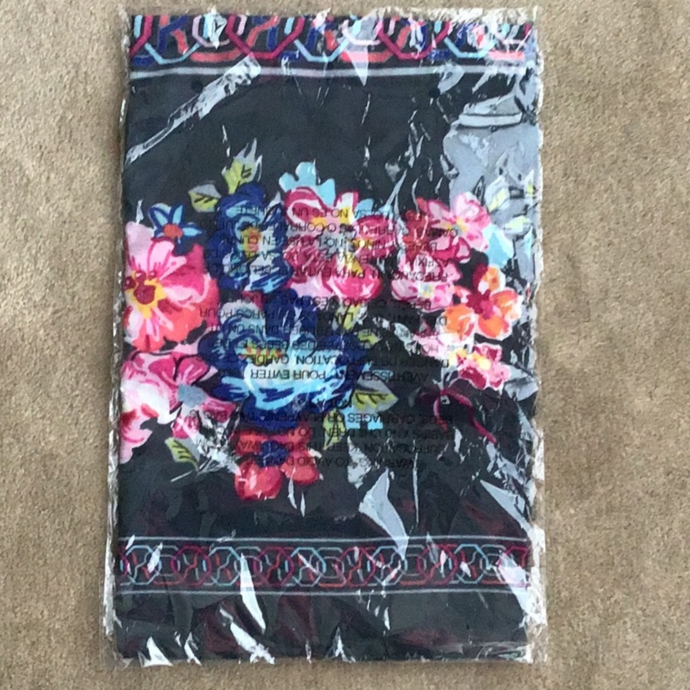 NWT Vera Bradley Scarf in Pretty Posies